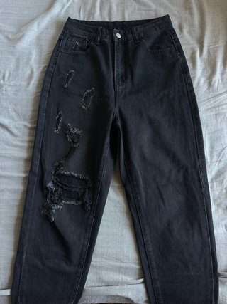 Pantalón Vaquero Negro con Roturas