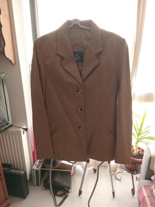 Chaqueta de piel marrón