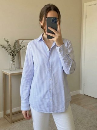 Camisa de rayas azul y blanca
