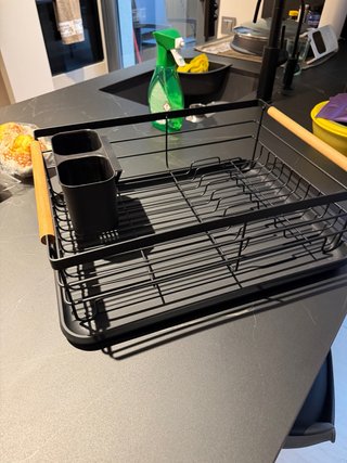 Escurreplatos Negro con Detalles en Madera