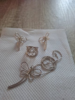 Conjunto de Joyas: Pendientes, Anillo y Colgante
