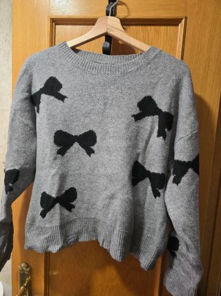 Jersey Gris con Estampado de Lazos Negros