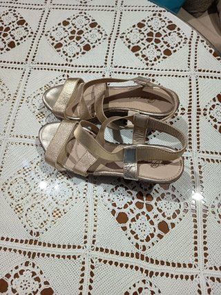 Sandalias de Tiras Color Oro