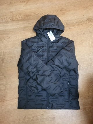 Abrigo acolchado negro con capucha