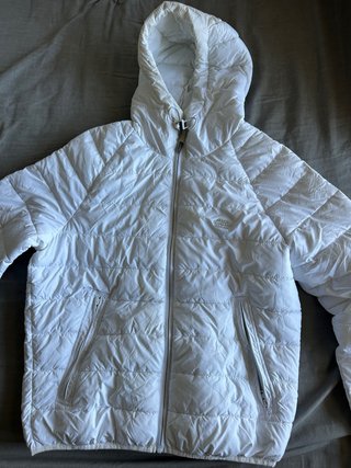 Chaquetón blanco con capucha