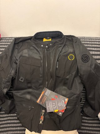 Cazadora de moto negra