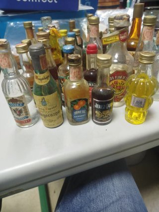 Collezione di 70 mini bottiglie antiche