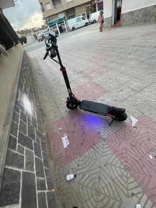 Patinete Eléctrico Negro y Rojo