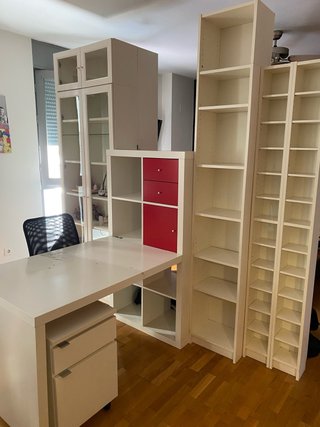 Conjunto de Estanterías, Vitrina y Mesa