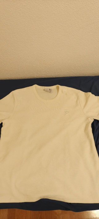Camiseta Adidas Blanca con Relieve