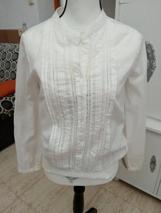 Camisa blanca con detalles de encaje