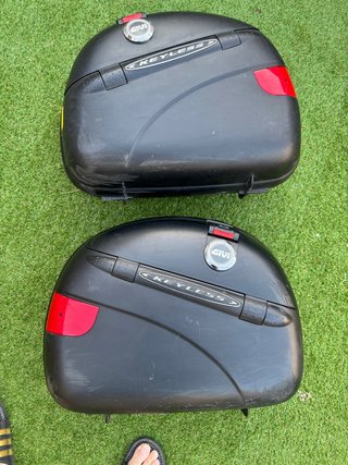 2 Maletas Laterales Givi Keyless con la misma
