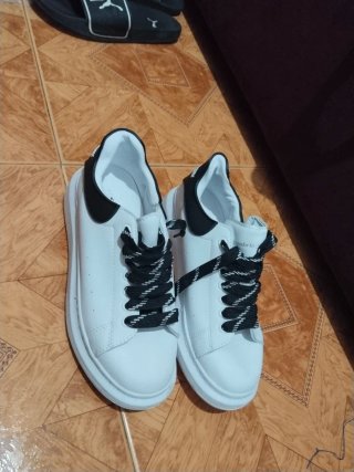 Zapatillas Blancas con Detalles Negros