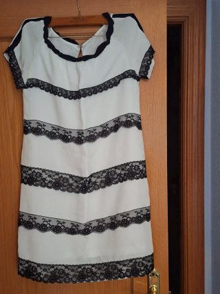 Vestido blanco con detalles de encaje negro