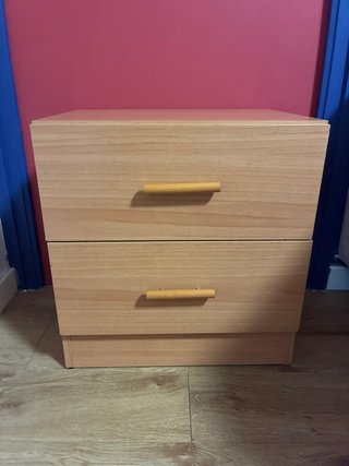 Mesita de noche de madera con dos cajones