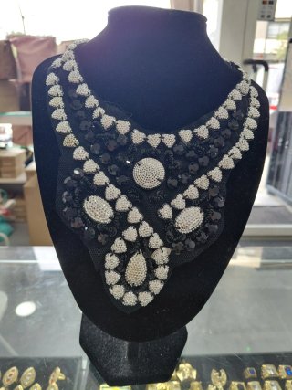 Collar con lazo y pedrería