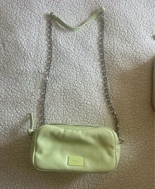 Bolso Bershka Verde con Cadena