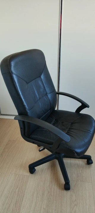 Silla de escritorio negra con ruedas