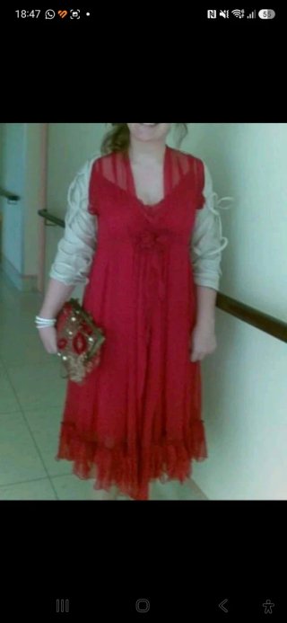 Vestido  100% seda rojo con detalles de encaje