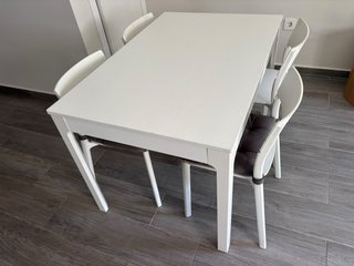 Mesa de comedor blanca con 4 sillas