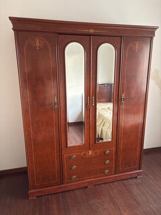 Armario de Madera Clásico con Espejos