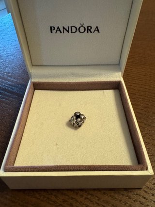 Charm Clip Pandora con detalles dorados