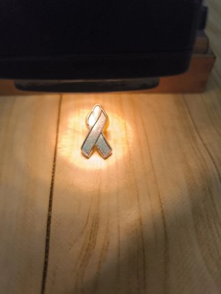Pin de Solapa Forma de Lazo Plateado