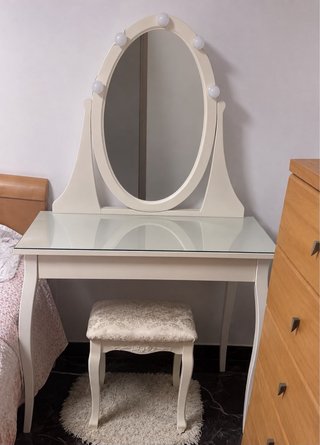 Toeletta per trucco bianco con specchio e sgabello