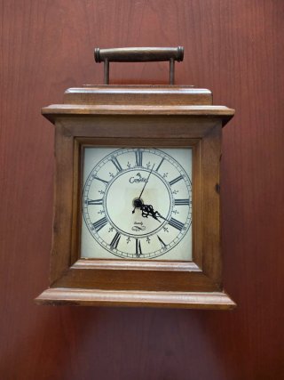 Reloj de Sobremesa de Madera Camelot