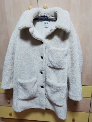 Abrigo de borreguito Zara beige