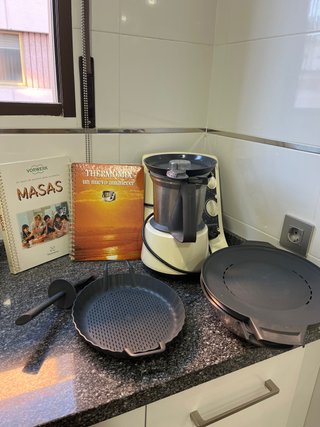 Thermomix con accesorios y libros
