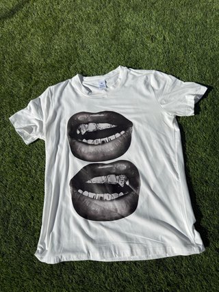 Camiseta Blanca con Diseño de Labios
