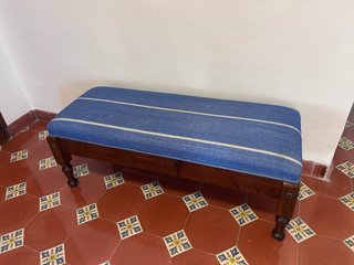 Banco de Madera con Asiento Tapizado