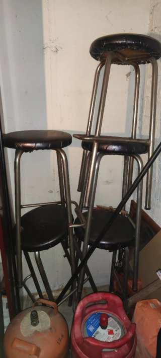 Se regalan 5 Sillas de Bar Altas en Linyola