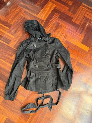Chaqueta Negra con Capucha