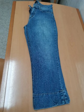 Pantalón vaquero tipo pirata.