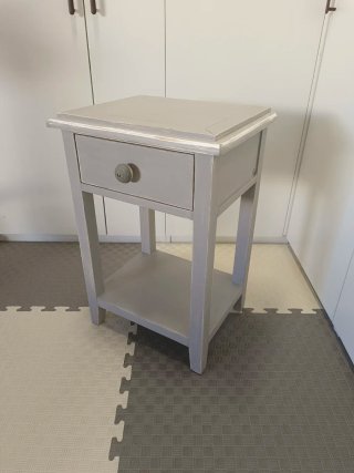 Comodino elegante, appena restaurato, pronto per la tua casa. Spedizioni disponibili.