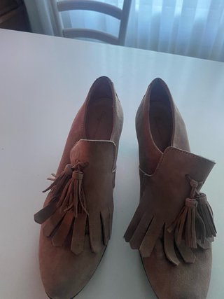 Zapatos de ante con tacón y flecos marca euforia