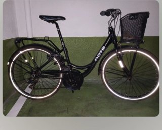 Bicicleta Urbana Negra con Cesta