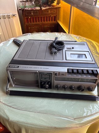 Televisor Portátil CONIC con Radio y Casete