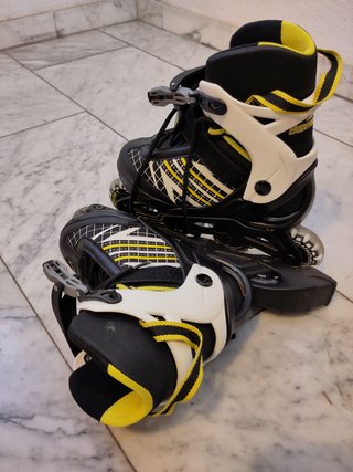 Patines en línea negro, blanco y amarillo