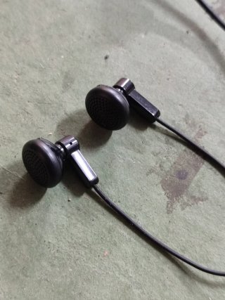 Auriculares com fio pretos