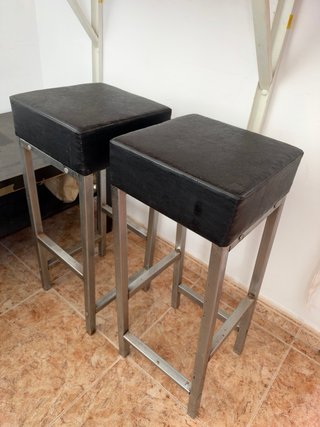 Taburetes Altos con Asiento de Piel