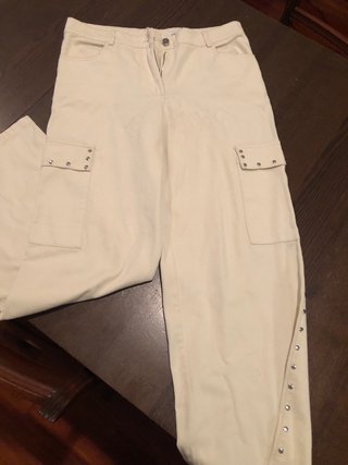 Pantalón Beige de Tachas Talla 38 queda muy bonito