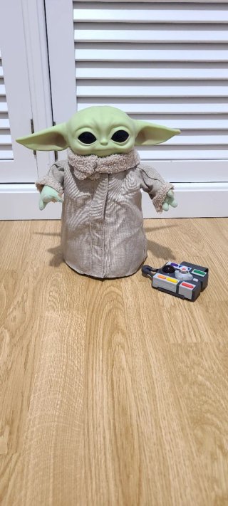 Baby Yoda Interactivo con Mando