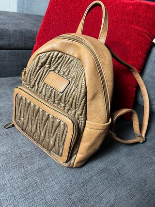 Mochila pequeña marrón y dorada