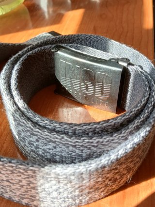 Cinturón Gris con Hebilla Metálica