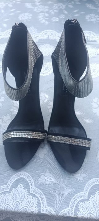 Sandalias de tacón negras con detalles brillantes