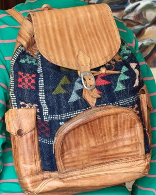 Mochila de Cuero Bordada