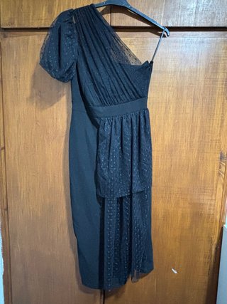 Vestido negro asimétrico con tul